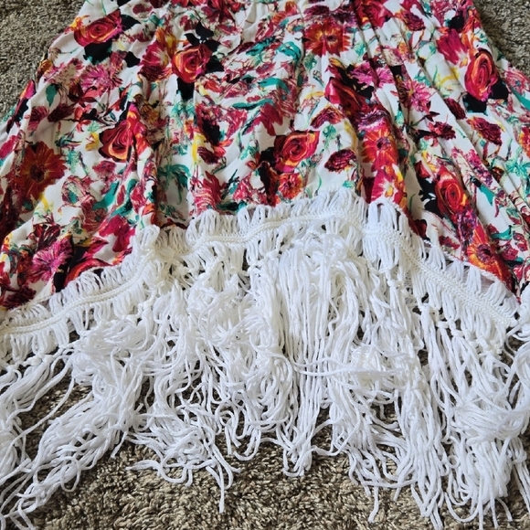 Vivid Imports Size Large Racer Back Floral Tank With White Knit Fringe - Picture 5 of 8